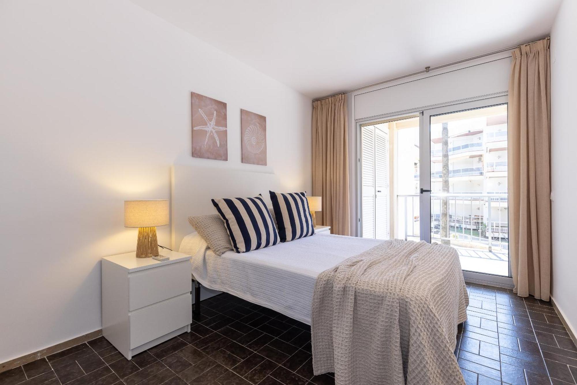 Uhc Dms Family Apartments Cambrils Szoba fotó